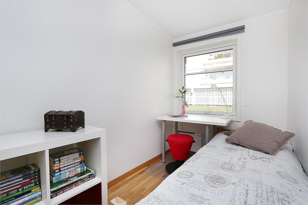 Soverom med plass til seng og skrivebord. Galleribilde