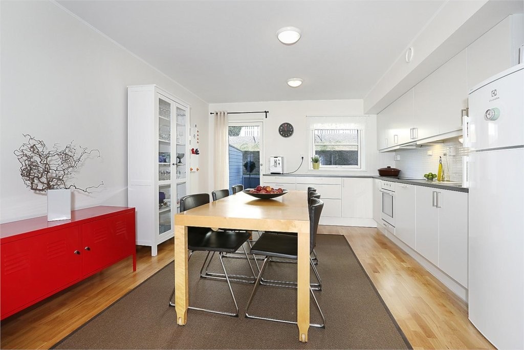 Åpen og lys kjøkkenløsning. Galleribilde