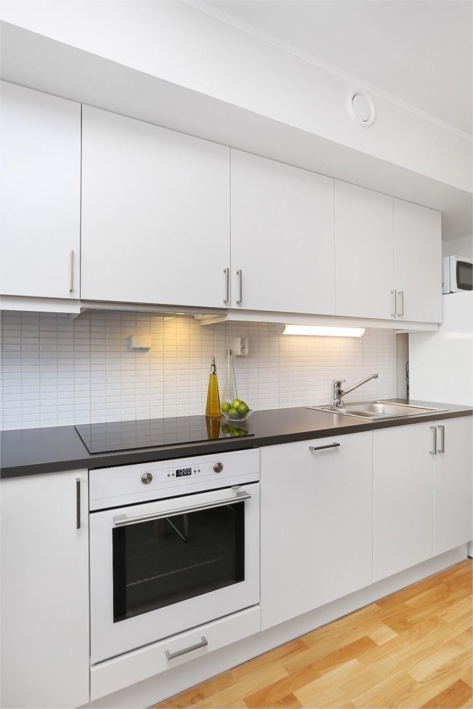 Kjøkken, legg merke til pene fliser over kjøkkenbenk. Galleribilde