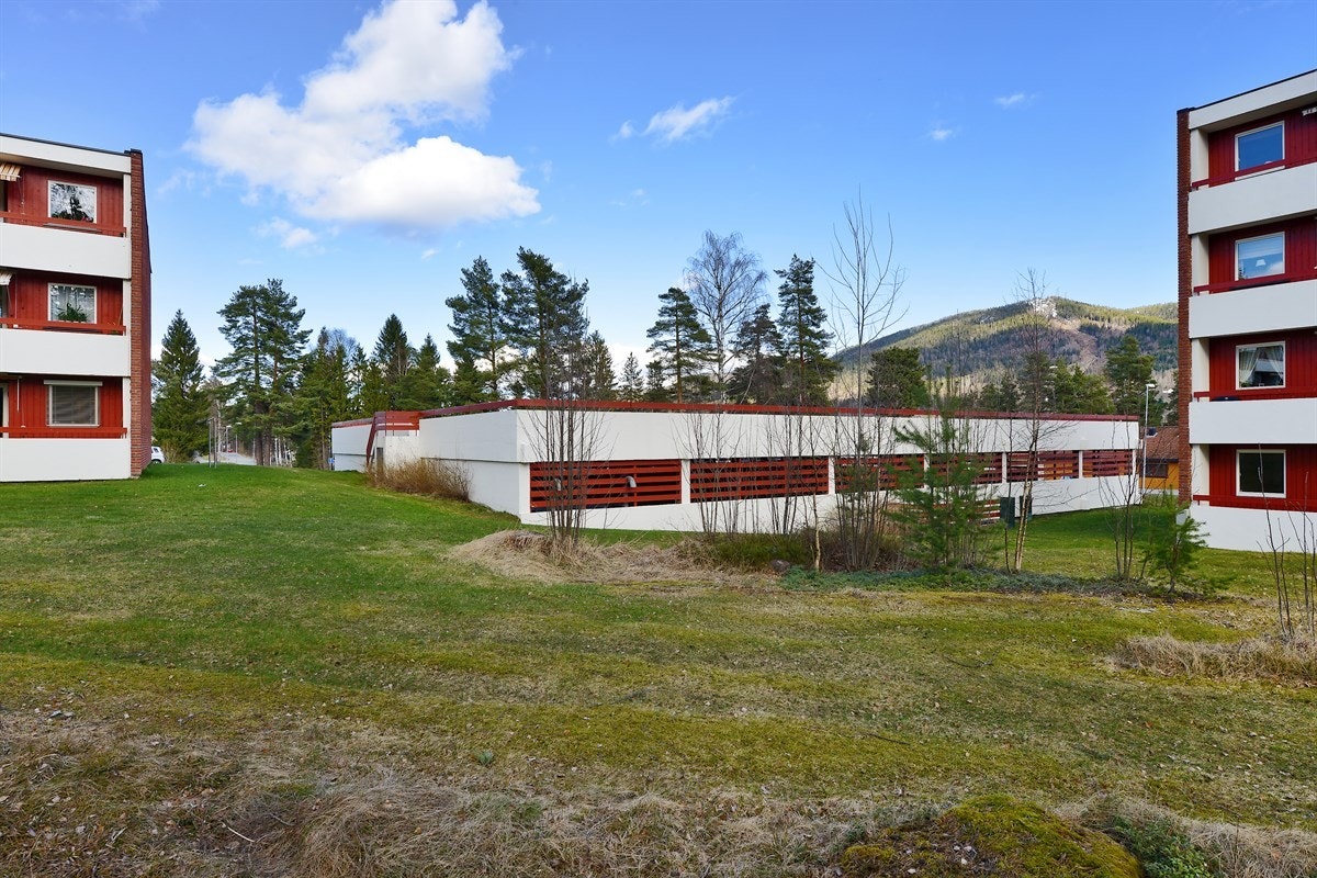 Garasjeanlegg i kort avstand fra leiligheten der det medfølger en garasjeplass. Galleribilde