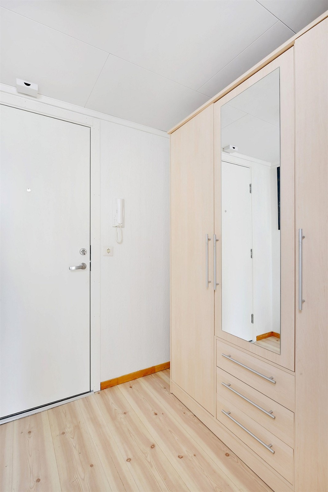 Entre med garderobeskap Galleribilde