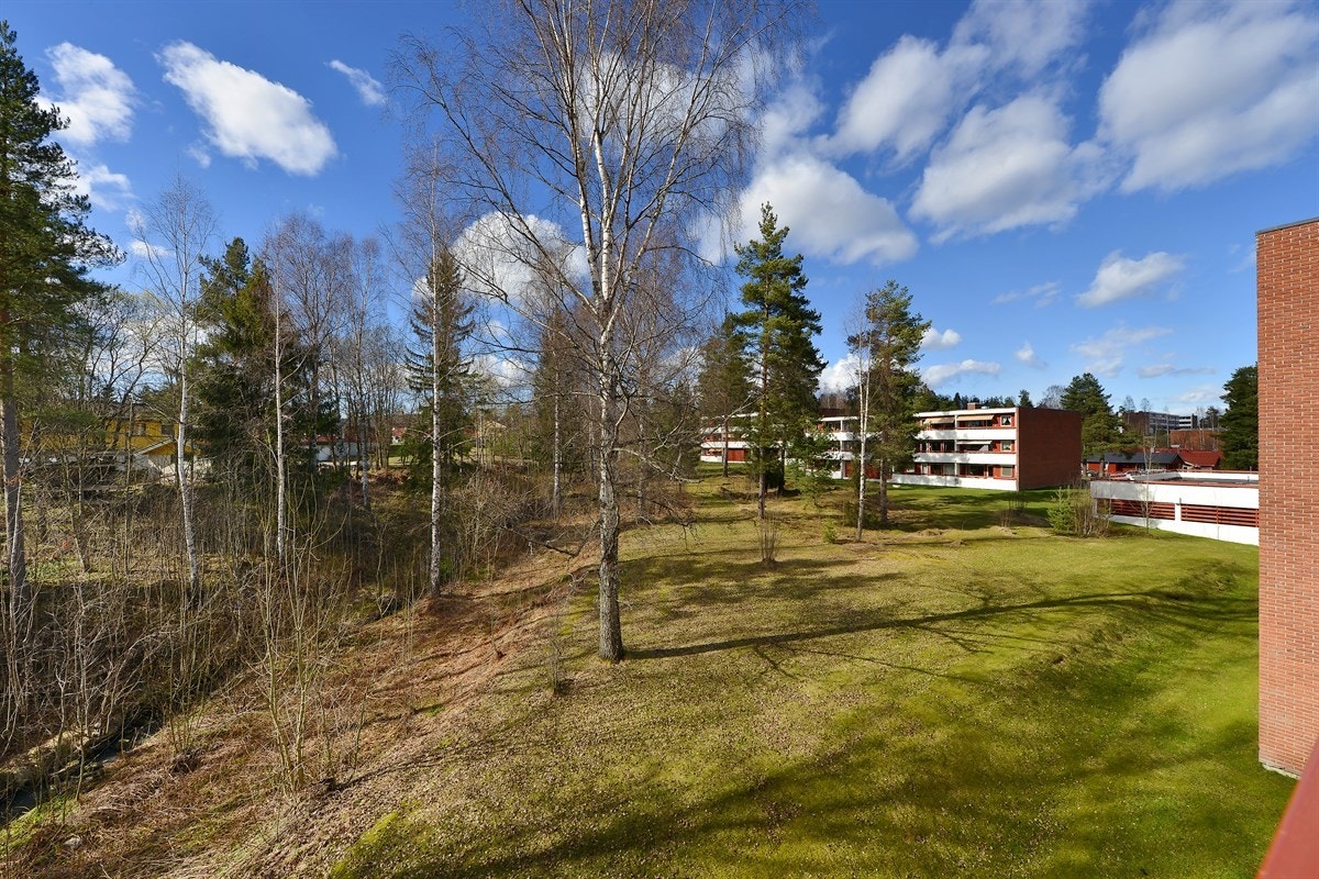 Flott utsikt fra balkong mot naturskjønne fellesarealer Galleribilde