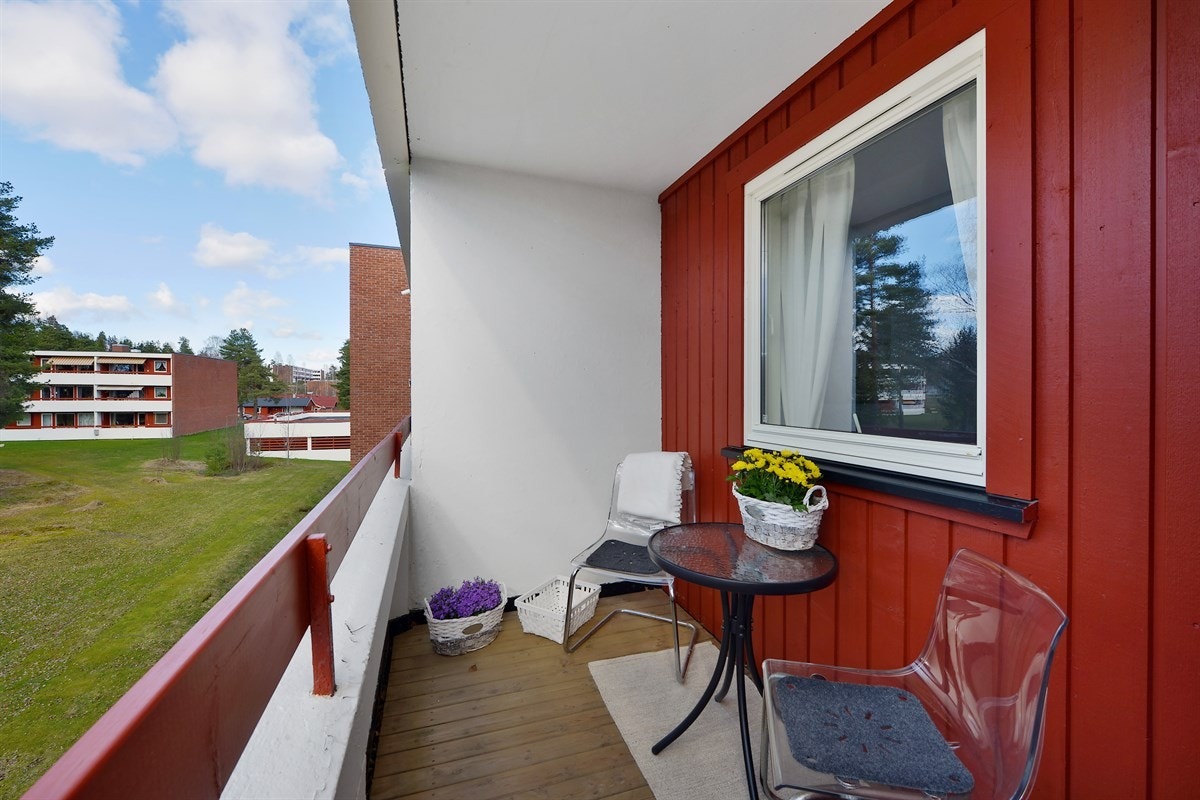 Balkong med ettermiddagssol og utsikt mot naturskjønne fellesarealer Galleribilde