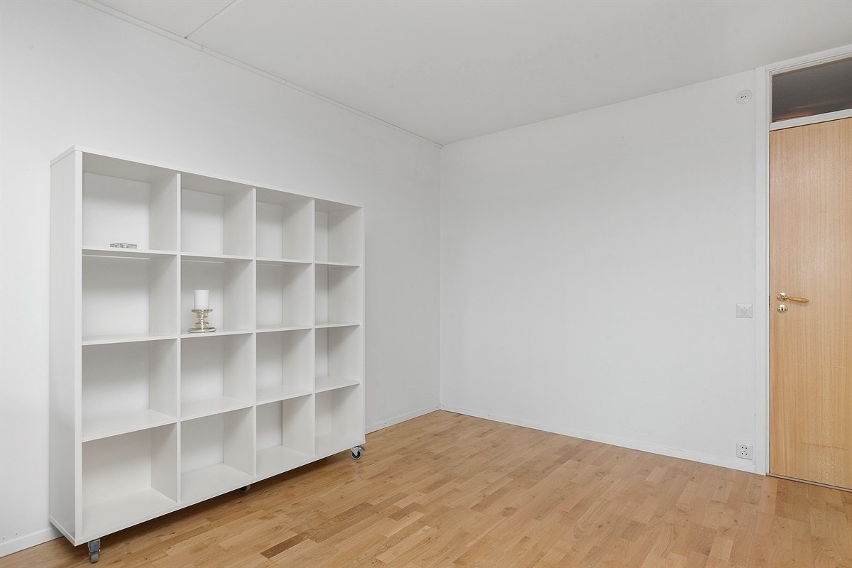 Det er god plass til å ha et spisebord i stuen Galleribilde