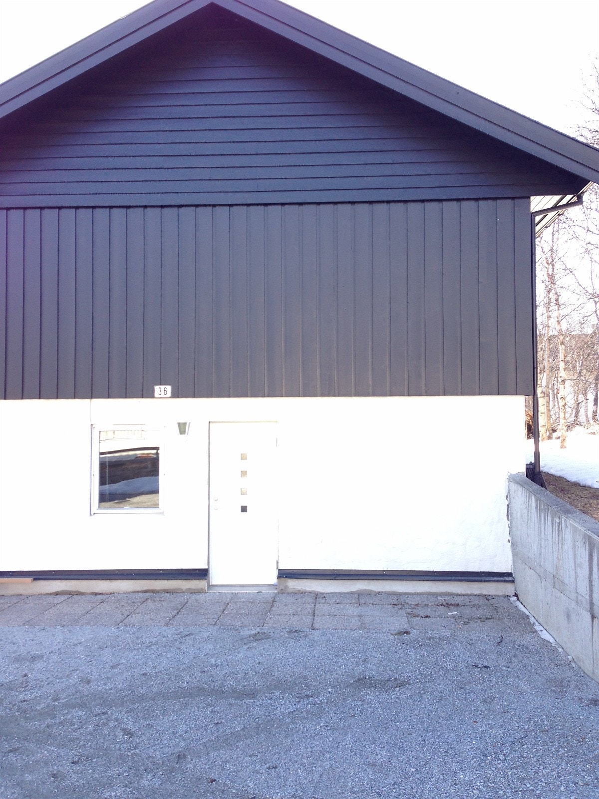 Inngang, overbygget og med utemøbler Galleribilde