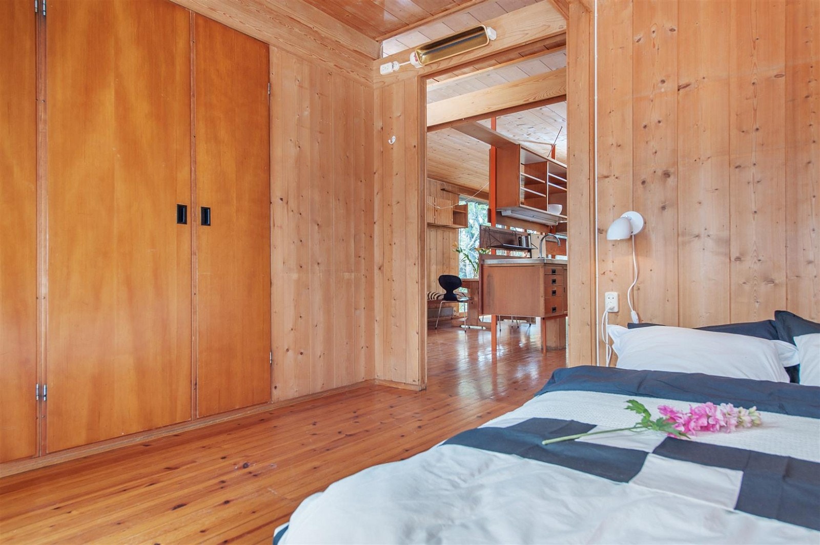 Skap på soverom. Fra soverommet ser man ut mot kjøkken og spiseplass Galleribilde