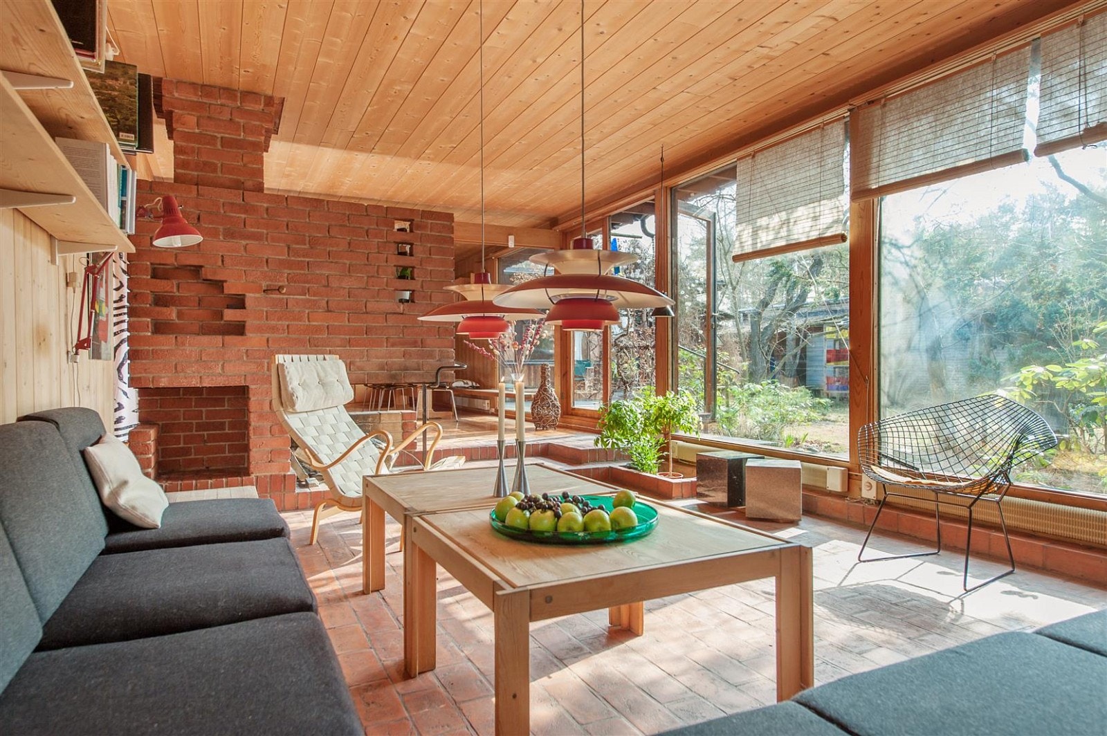 Et deilig sted å være. Store vindusflater mot hagen som en forlengelse av stuerommet Galleribilde