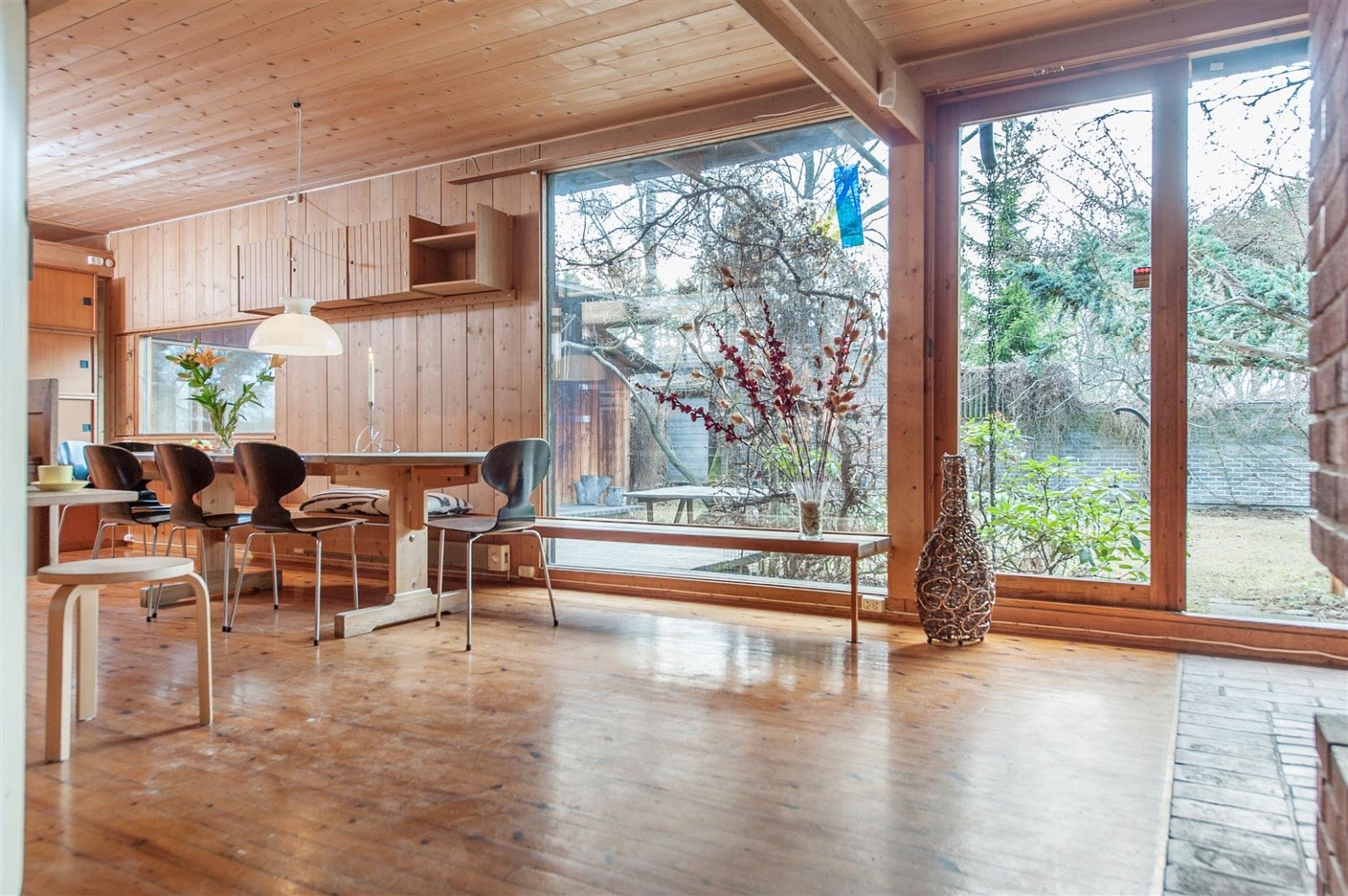 Spiseplass på kjøkken. Store vinduer preger boligen. Galleribilde