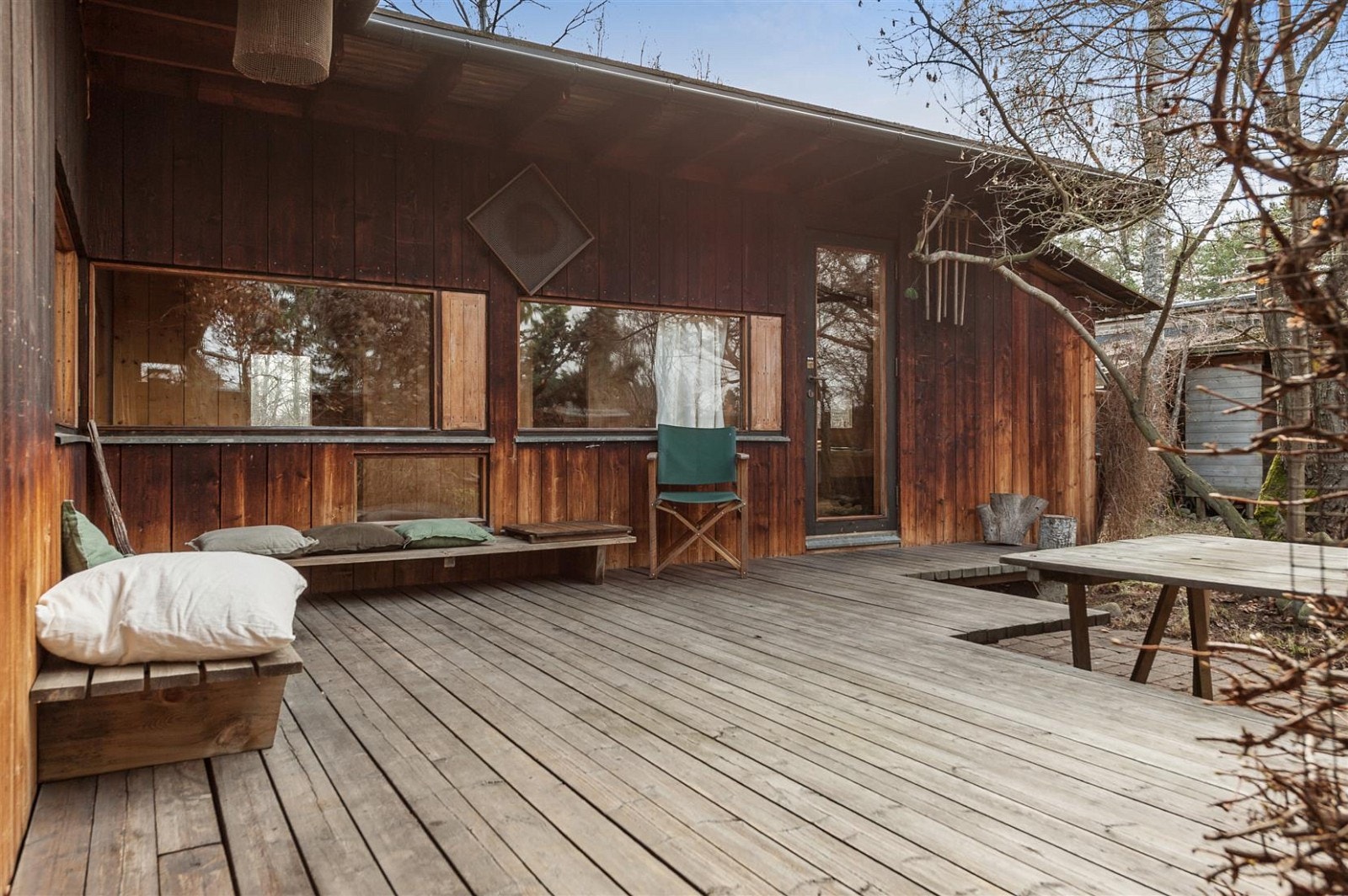 Plassbyggede sittebenker på terrassen Galleribilde