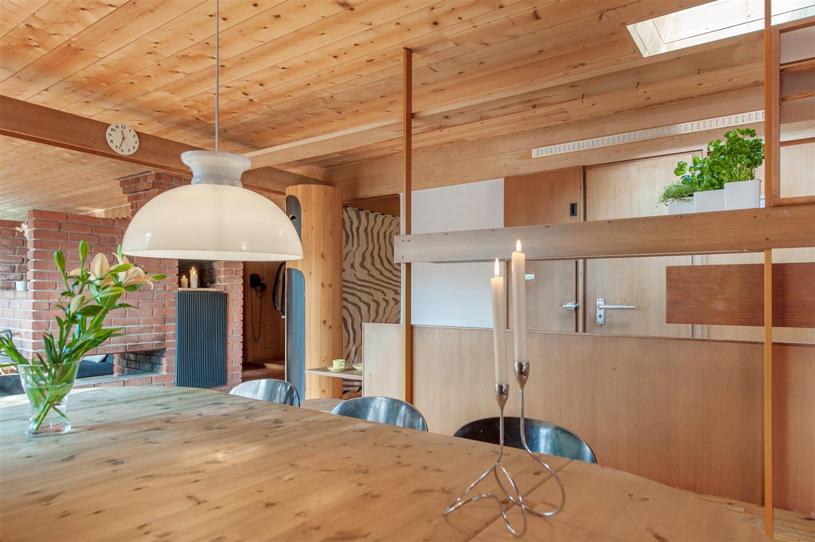 Fine detaljer med bl.a. spesialtegnet kjøkken av Edvin Helset. Galleribilde