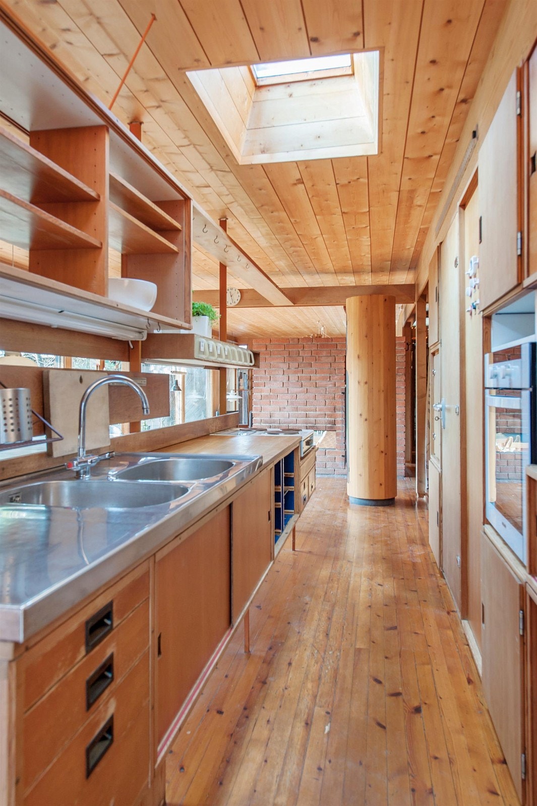 Original kjøkkeninnredning spesialdesignet av Edvin Helset Galleribilde