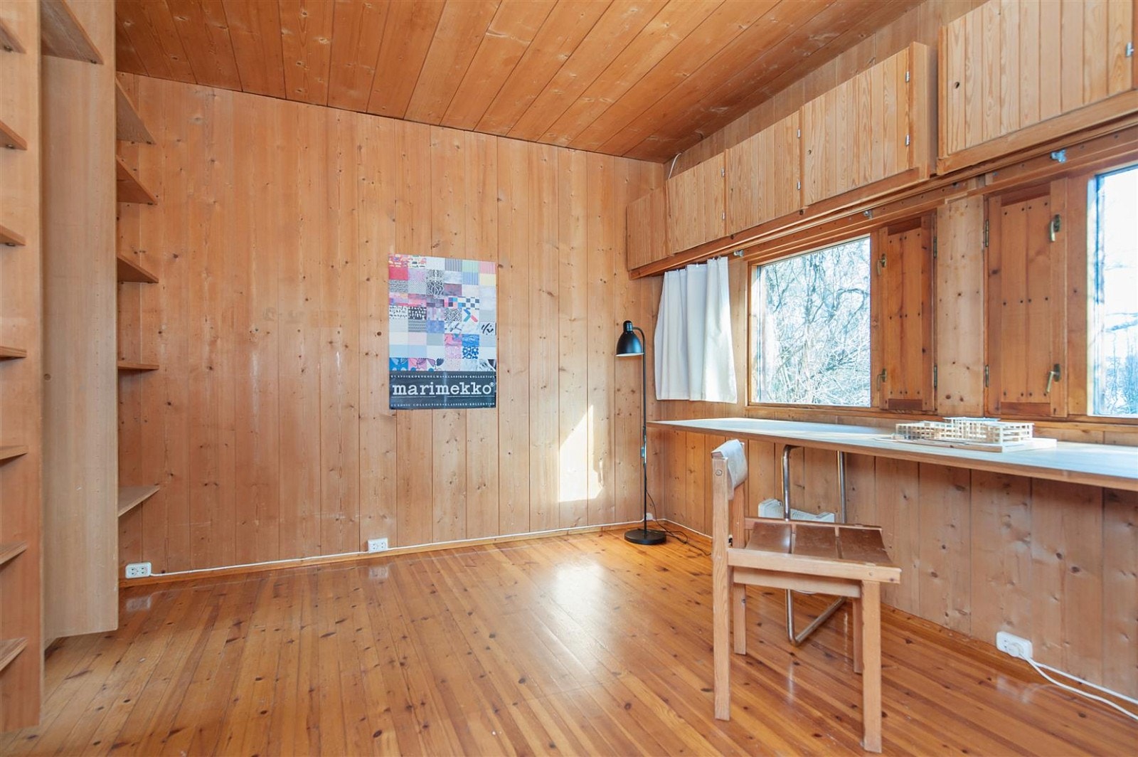 Plass til seng og arbeidsplass på soverommene. Plassbyggede hyller og skap. Galleribilde