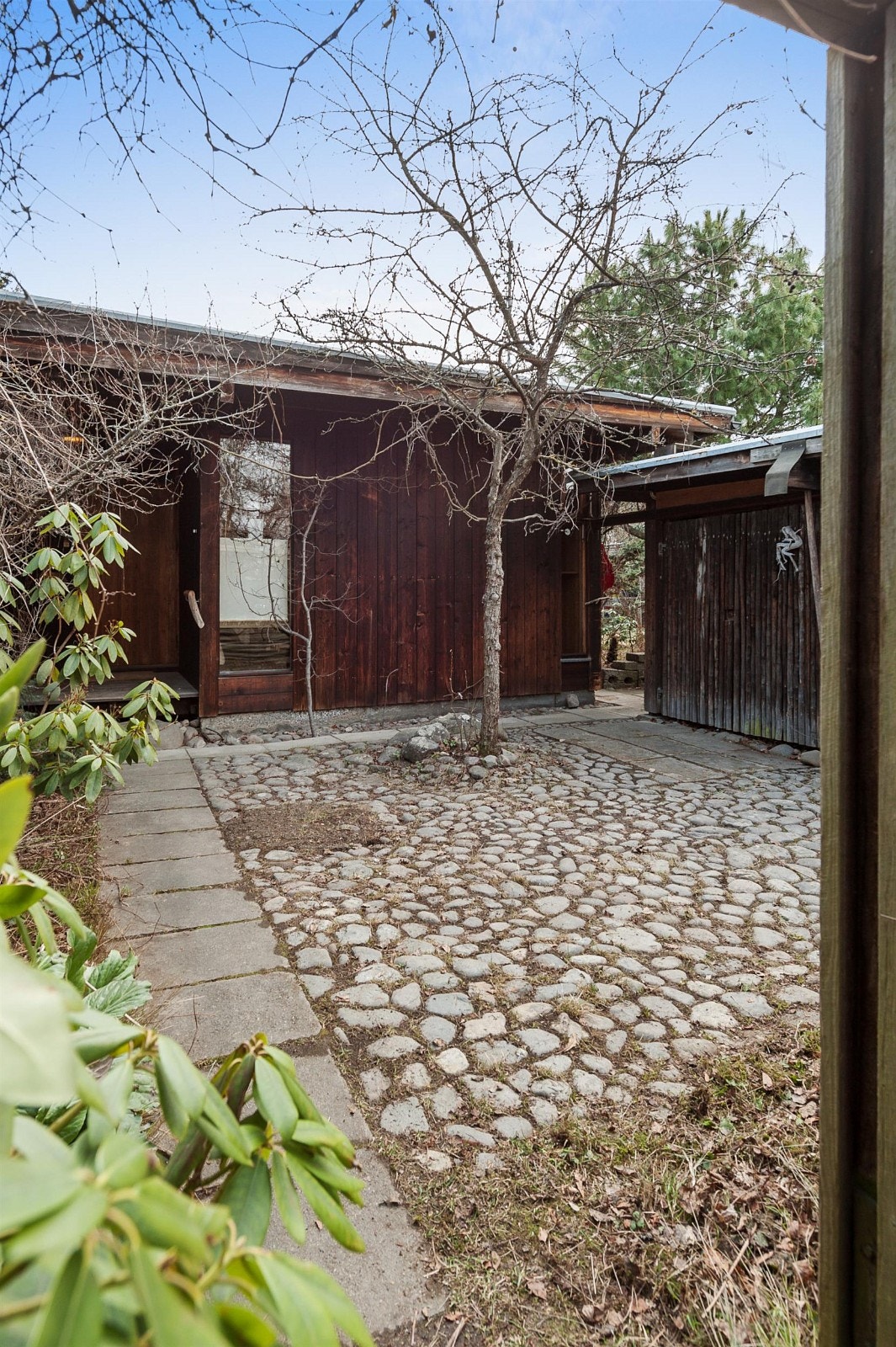 Adkomst til boligen. Et sted for mottagelser uten sjenanse fra omkringliggende eiendommer Galleribilde