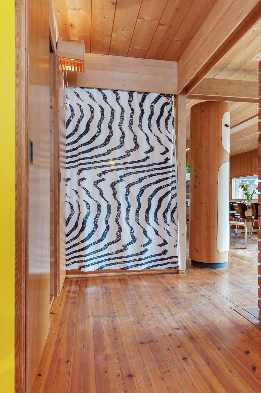 Fra gangen mot kjøkken stue. Rett frem ligger grovkjøkken der vaskemaskin var plassert. Galleribilde