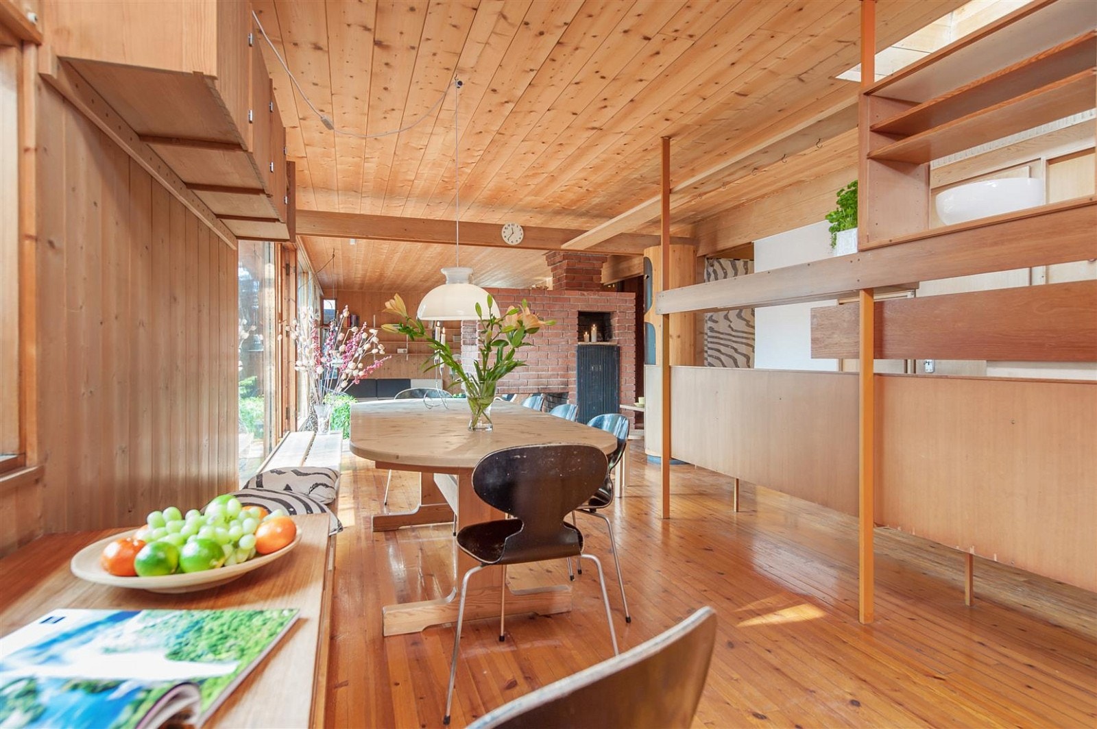 Fra arbeidsplassen mot kjøkken og stue. Galleribilde