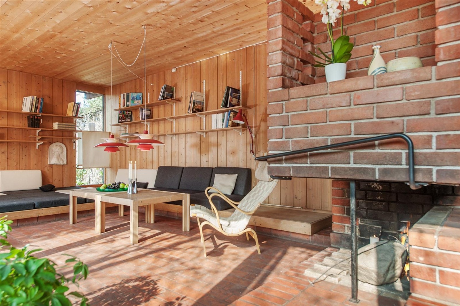 En stor, flott peis deler stue og kjøkken avdelingen. På stuedelen er det varme i gulvet. Galleribilde