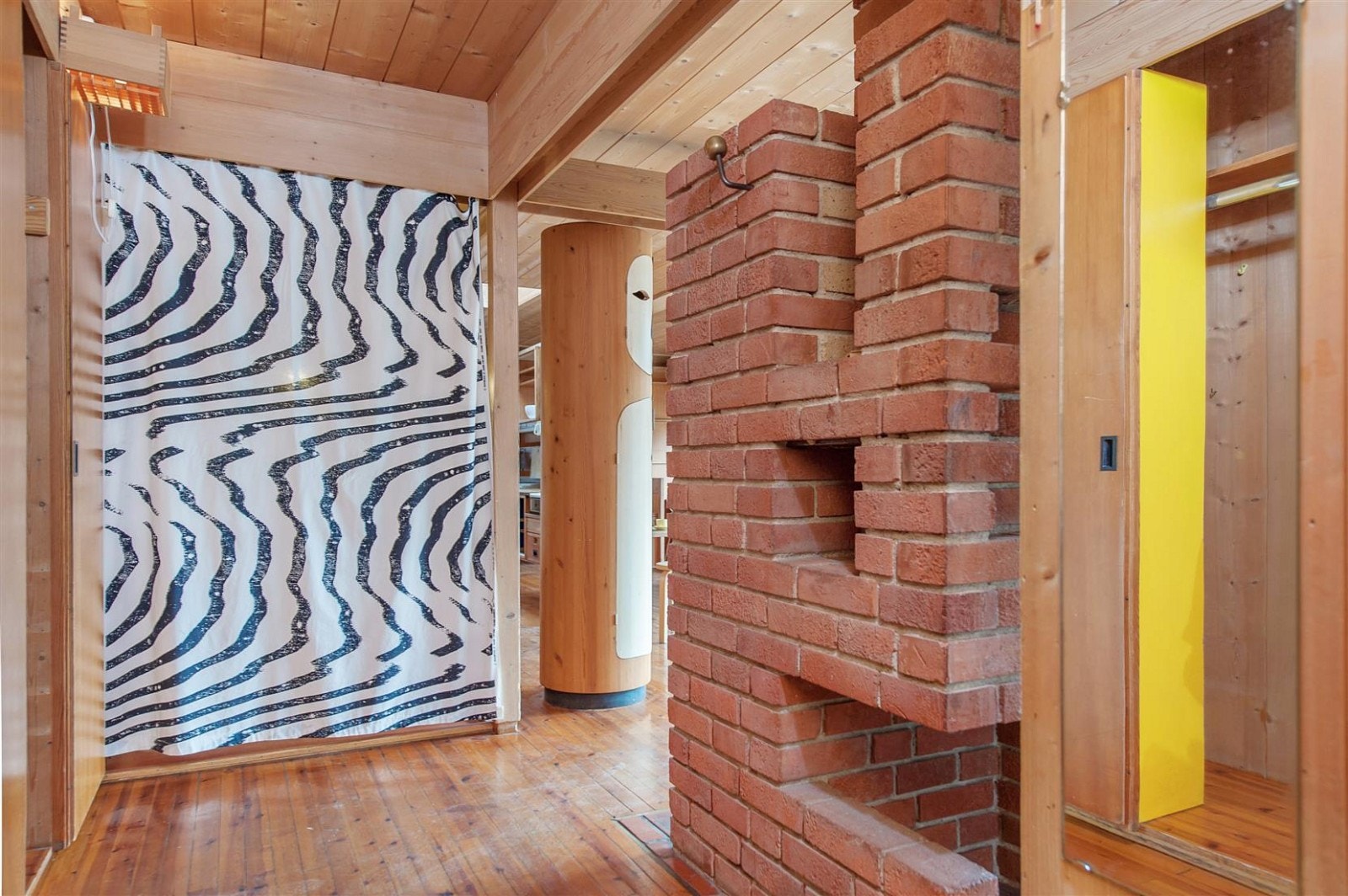 Fra gang mot grovkjøkken/kjøkken. Galleribilde