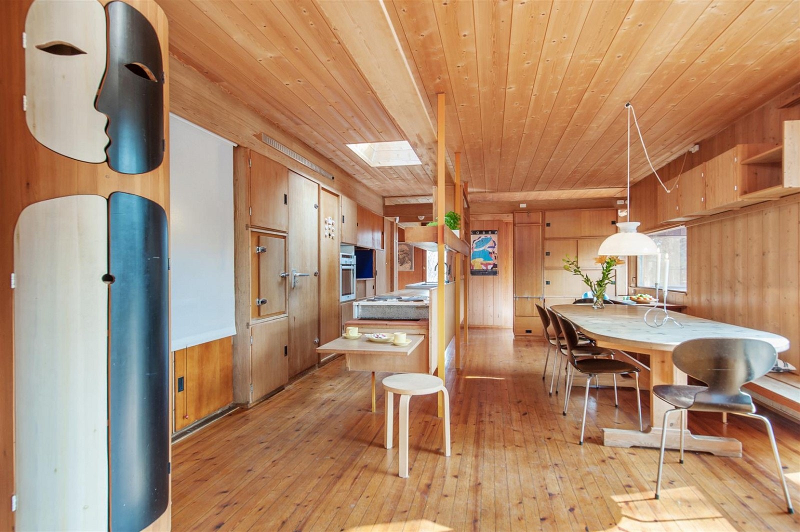 Kjøkken og spisedel i flott harmoni Galleribilde