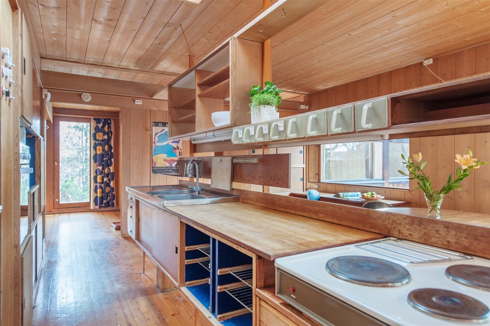 Bildet viser kjøkkeninnredning i retning mot soverom. Galleribilde