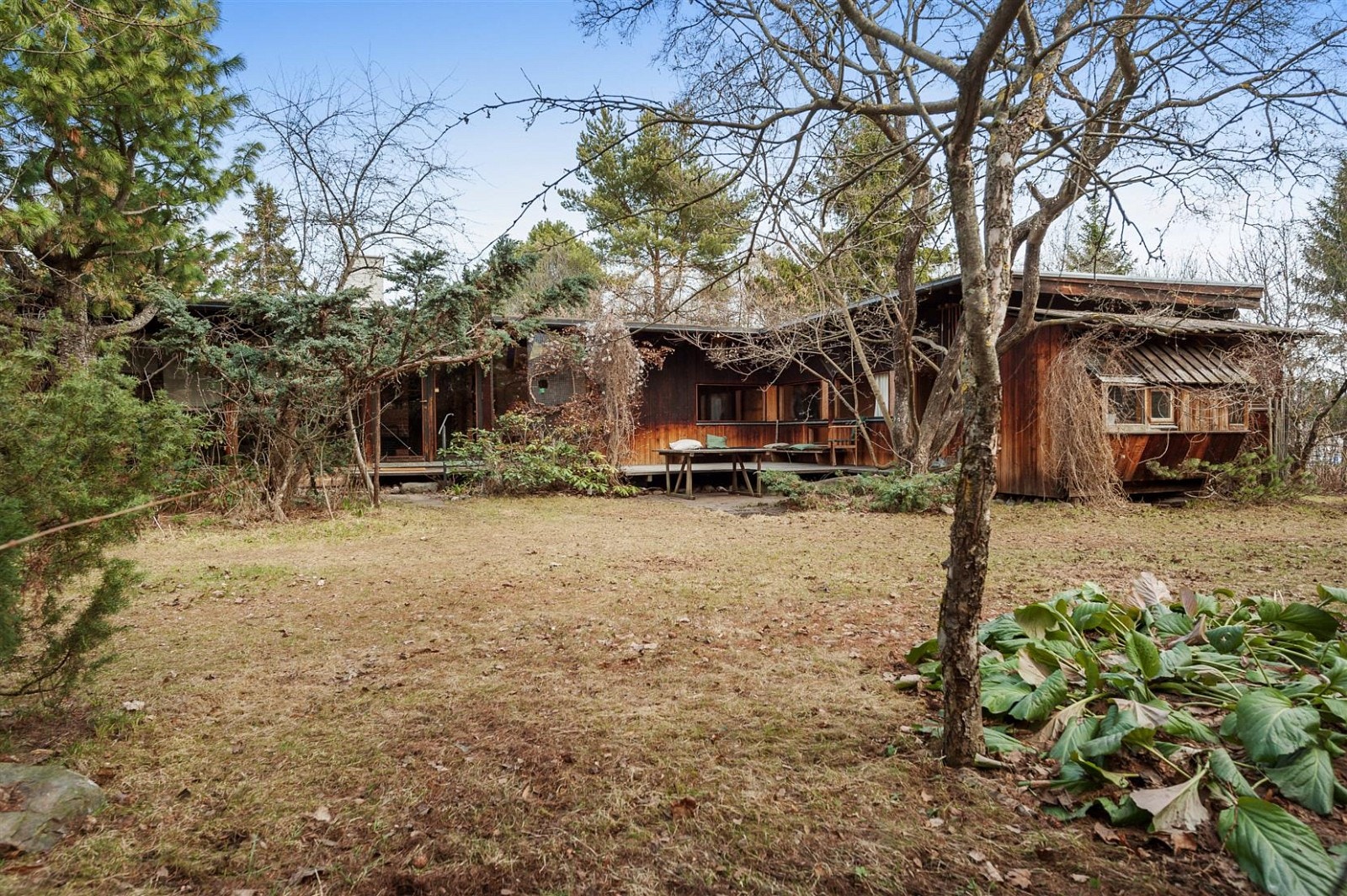 Eiendommen går i ett med omgivelsene på en god måte. God tomteutnyttelse med usjenert hage. Det er også en felles tomt som tilhører de 7 enhetene i fellesskap Galleribilde