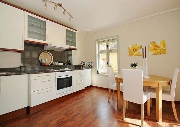 Delikat kjøkken god skapplass Galleribilde