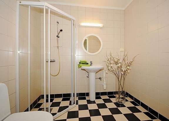 Flislagt bad med en god størrelse Galleribilde