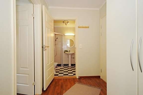 Lys og hyggelig entre med garderobeskap Galleribilde