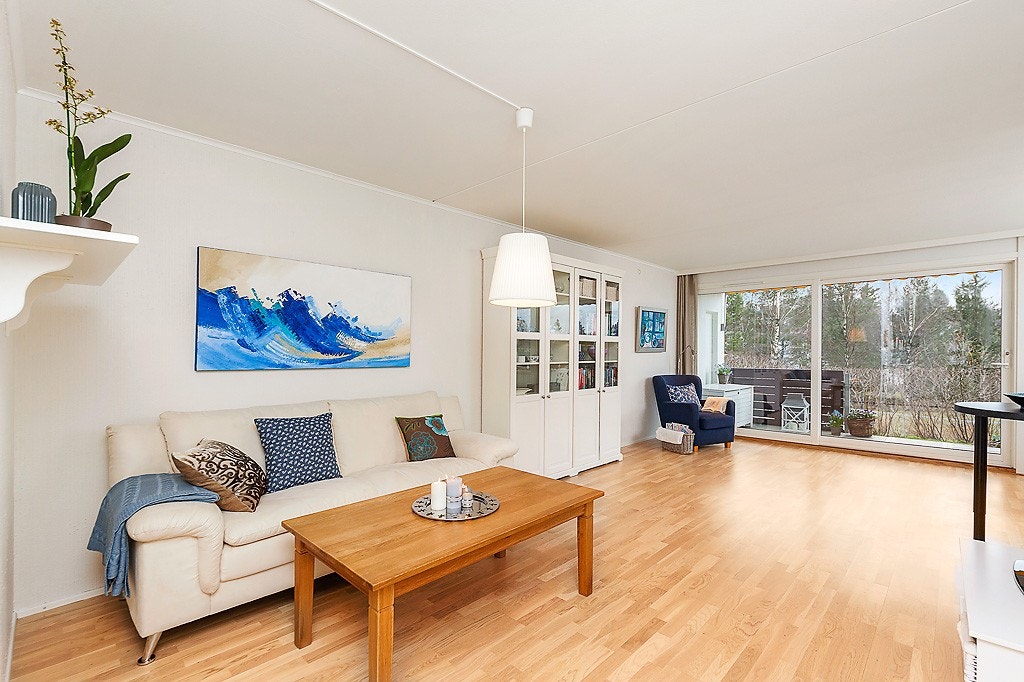 Flott stue med utgang til terrasse og hage Galleribilde