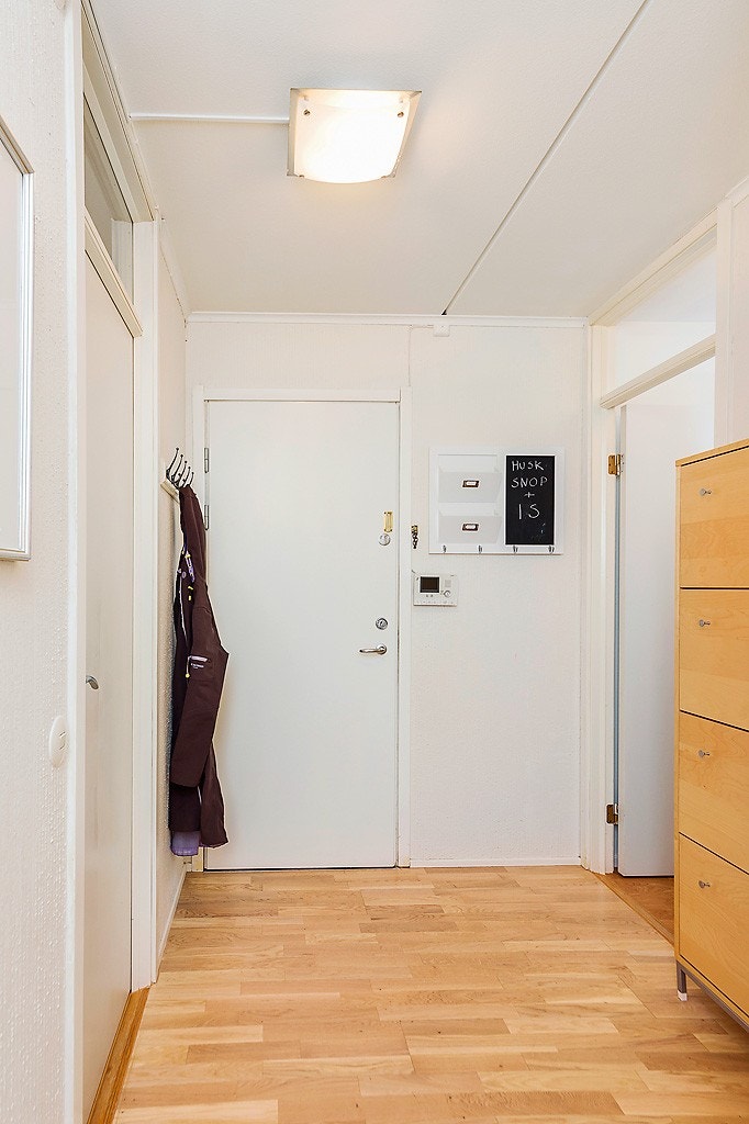 Entré med inngang til walk-in garderobe Galleribilde