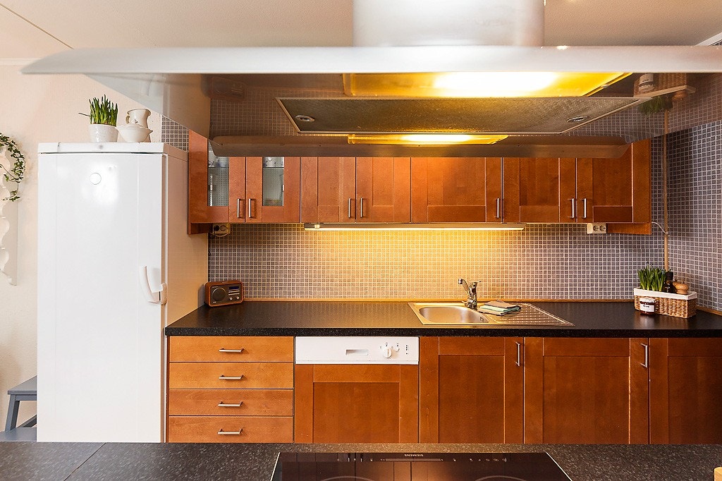 Pent kjøkken med mye skap- og benkeplass Galleribilde