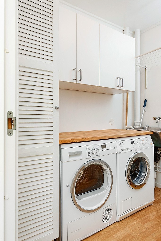 Separat vaskerom med praktisk utforming og tørkeplass Galleribilde