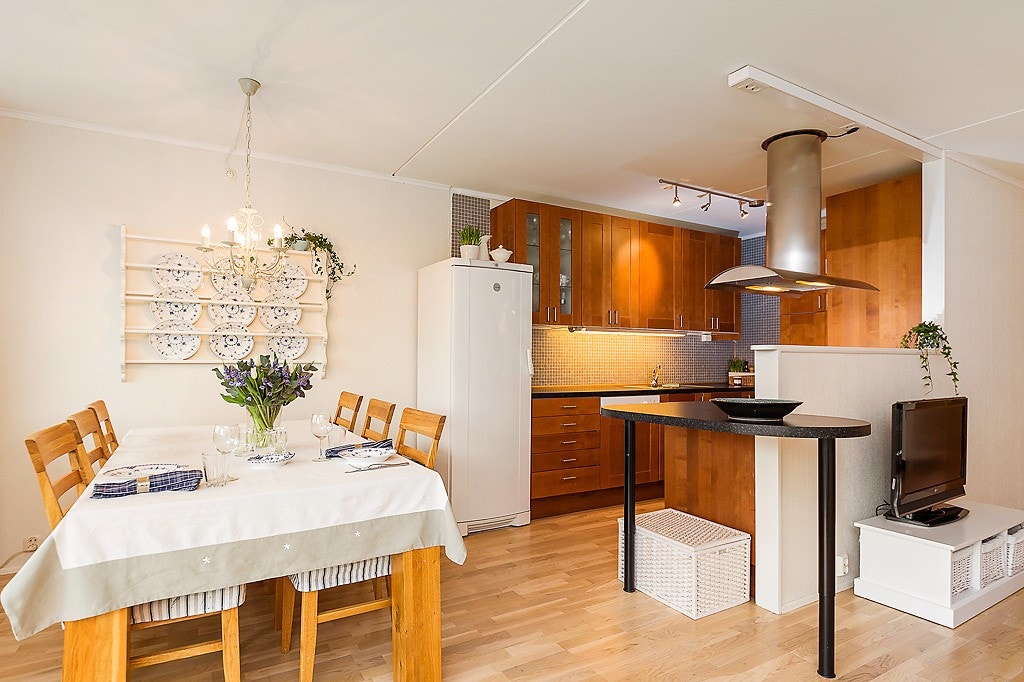 Åpen kjøkkenløsning med spiseplass Galleribilde