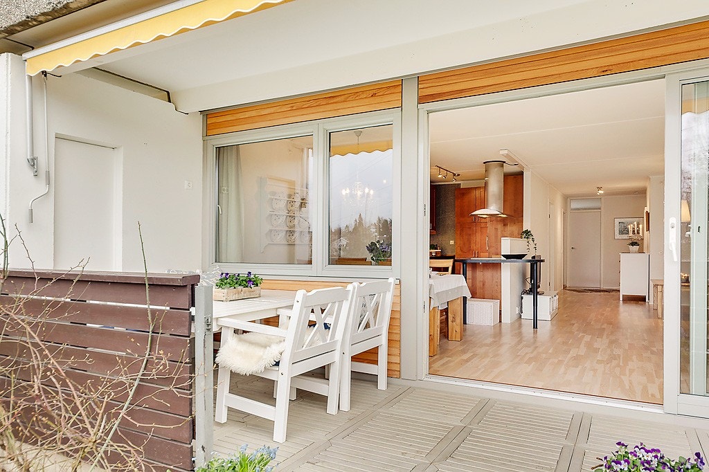 Hyggelig terrasse på ca 10 kvm med god spiseplass og utgang til liten hage Galleribilde