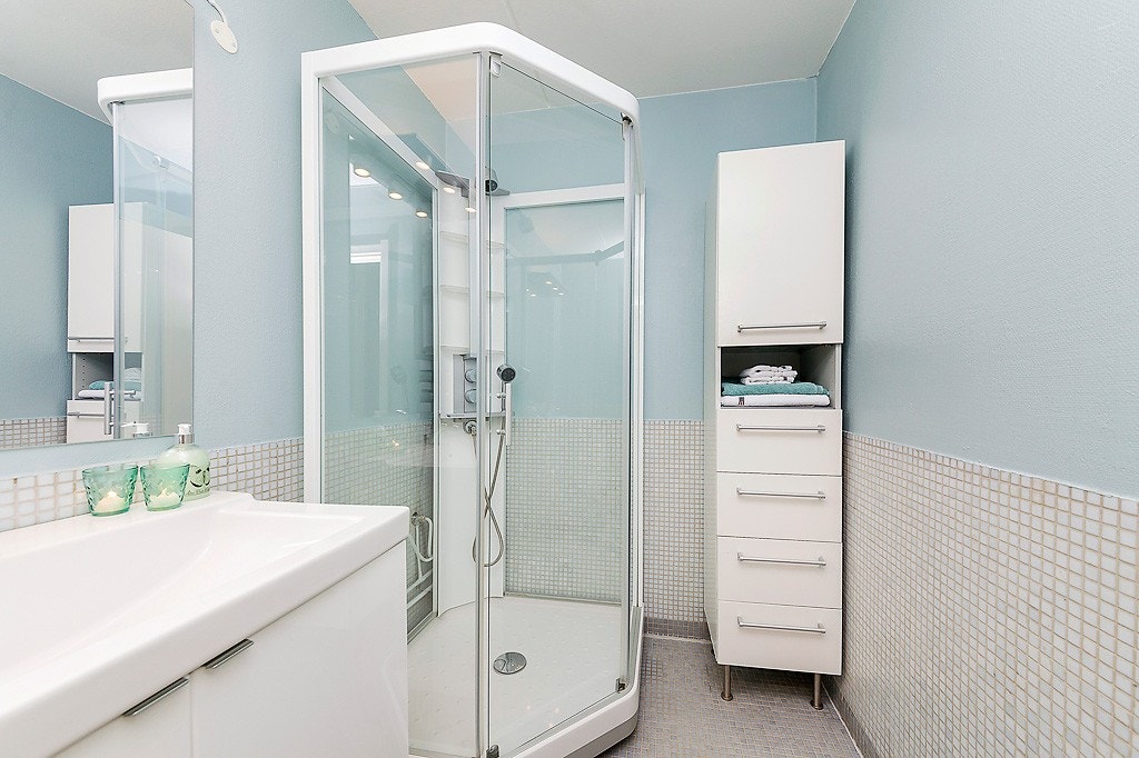 Bad med dusjkabinett Galleribilde