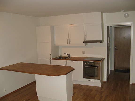 Kjøkken m kombiskap, oppvaskmaskin, komfyr med kokeplater og evt barstoler hvis ønskelig Galleribilde