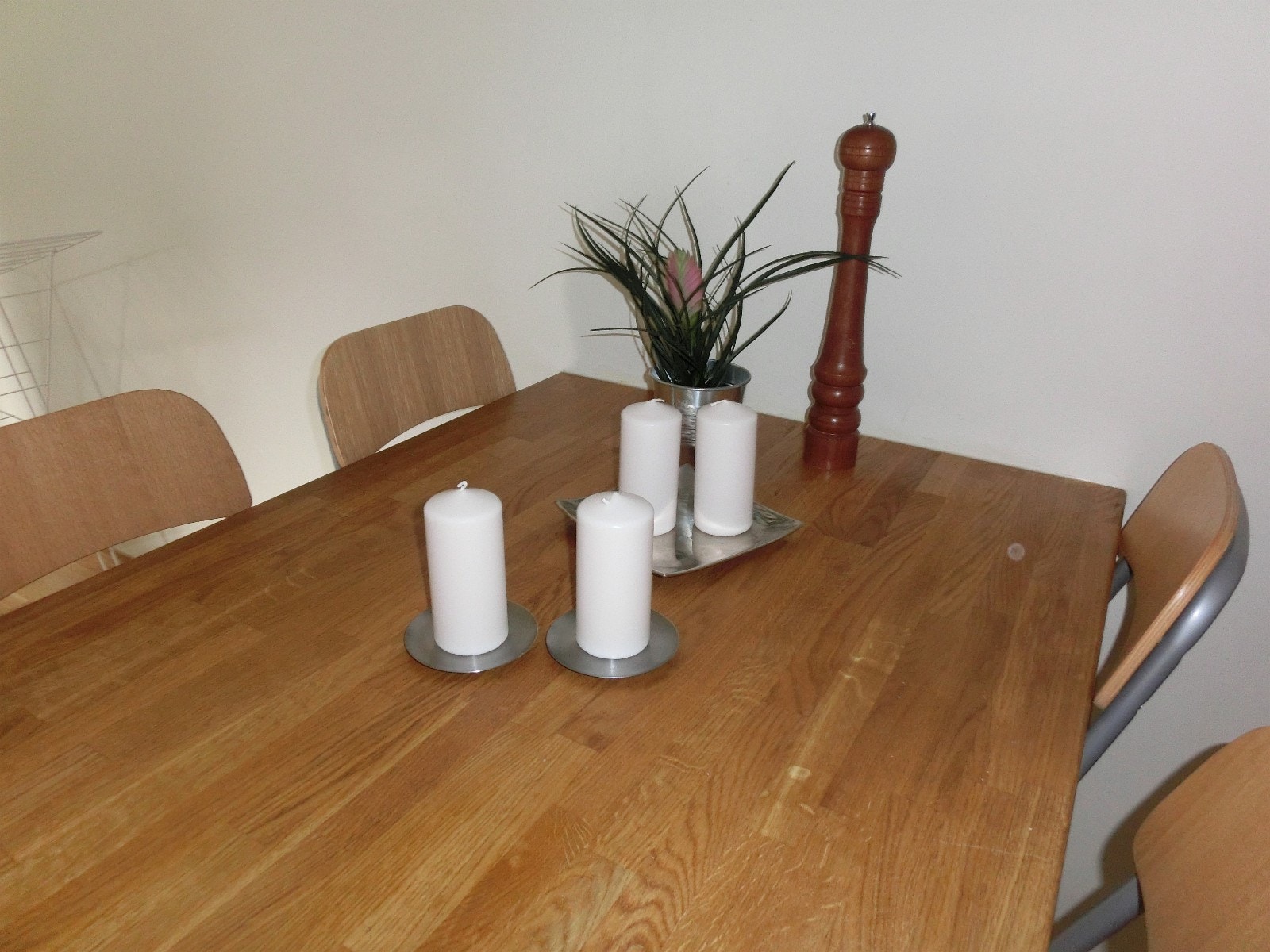 KJØKKENØY MED 4 STOLER HVIS ØNSKELIG Galleribilde