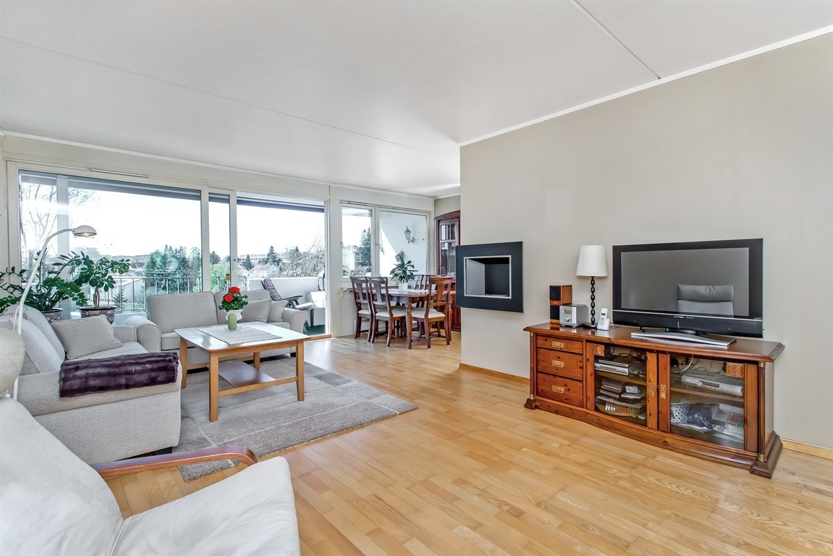 Lys og hyggelig stue med parkettgulv Galleribilde