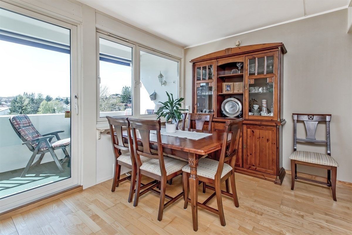 Stor spiseplass i tilknytning til kjøkkenet Galleribilde