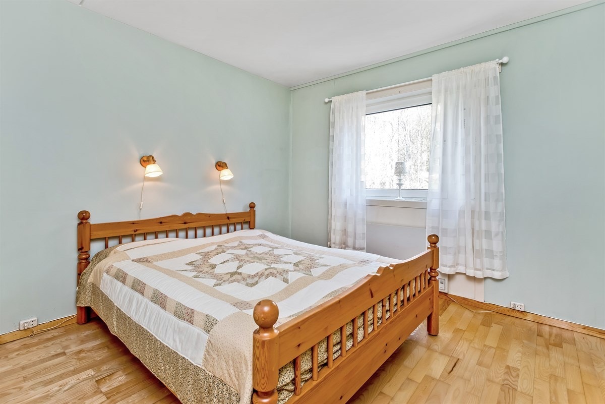 Romslig hovedsoverom med garderobeskap Galleribilde