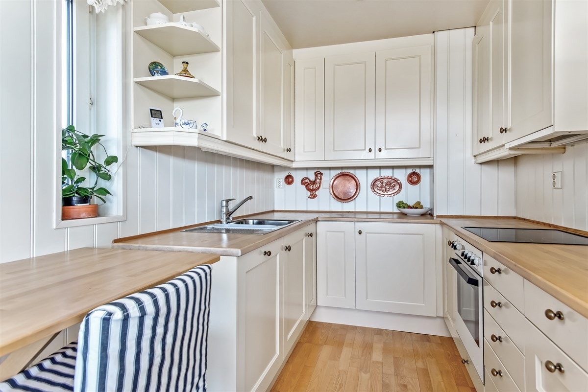 Kjøkkenet har god skap- og benkeplass og liten koselig frokostplass mot endevindu Galleribilde