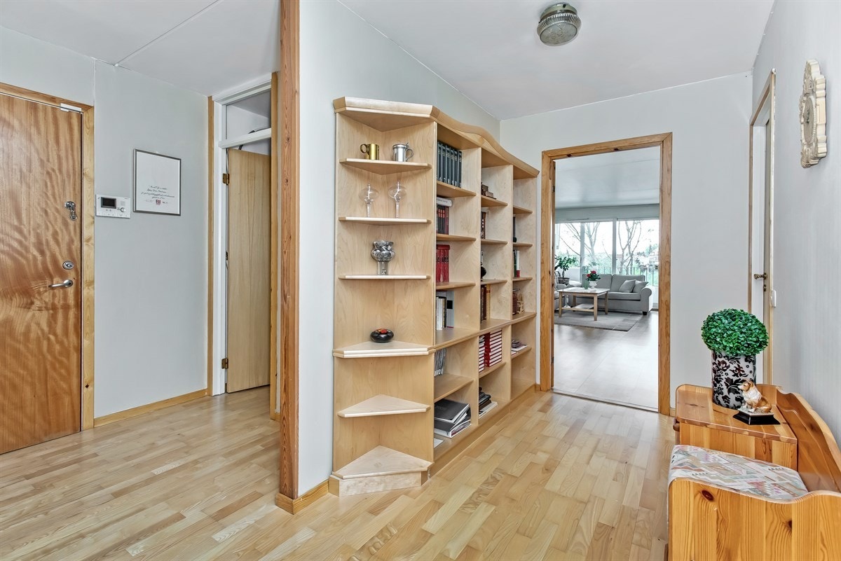 Luftig og åpen entrè med inngang til innvendig bod/garderobe Galleribilde