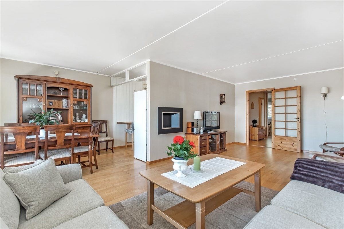 Stue mot kjøkken og entrè Galleribilde