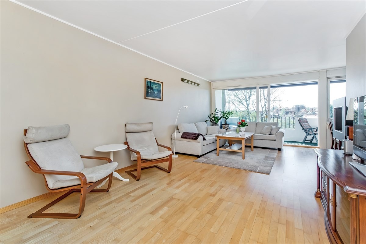 Meget romslig stue med store vindusflater som gir rikelig med dagslys Galleribilde