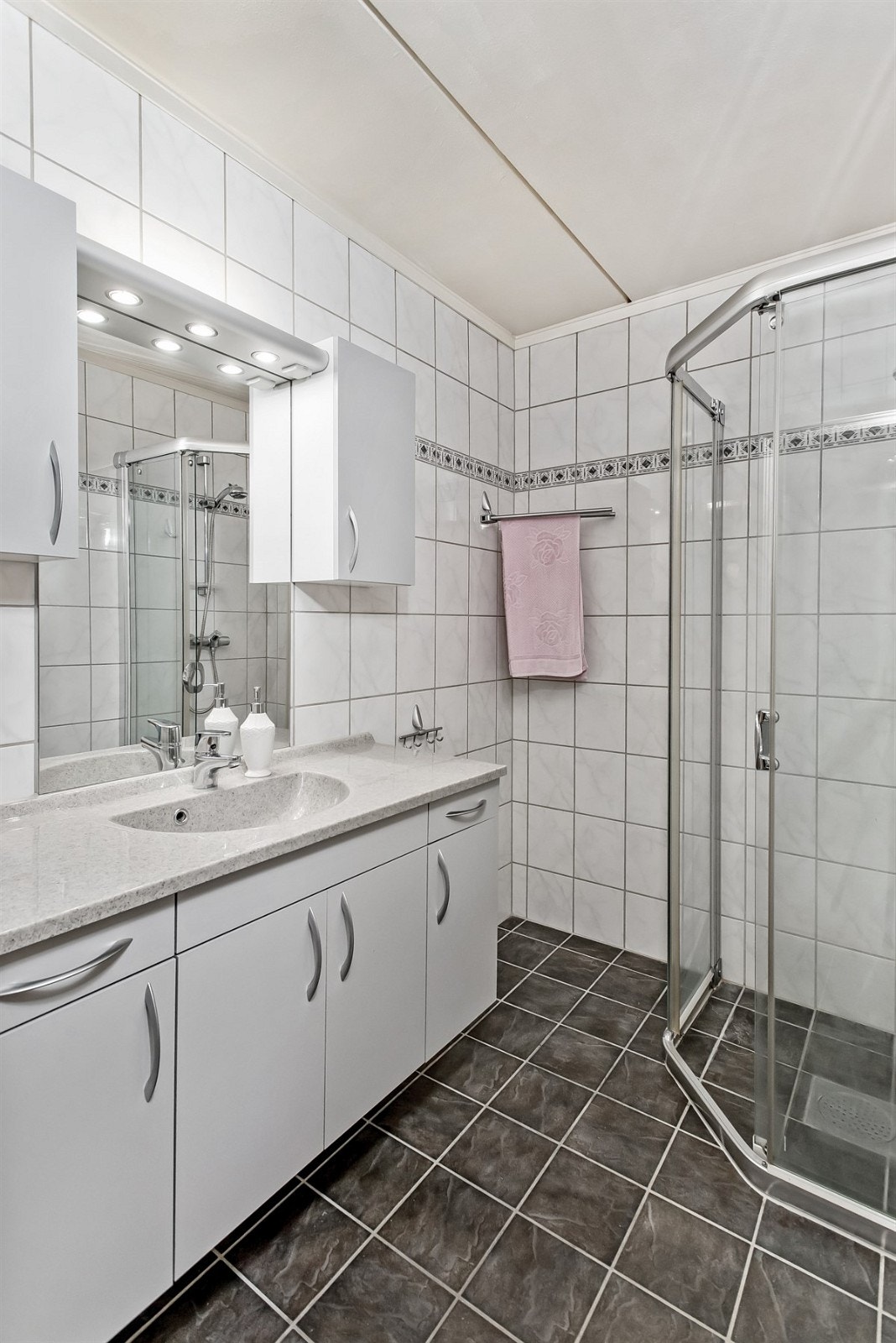 Pent flislagt bad med dusjplass og rikelig med skapplass Galleribilde