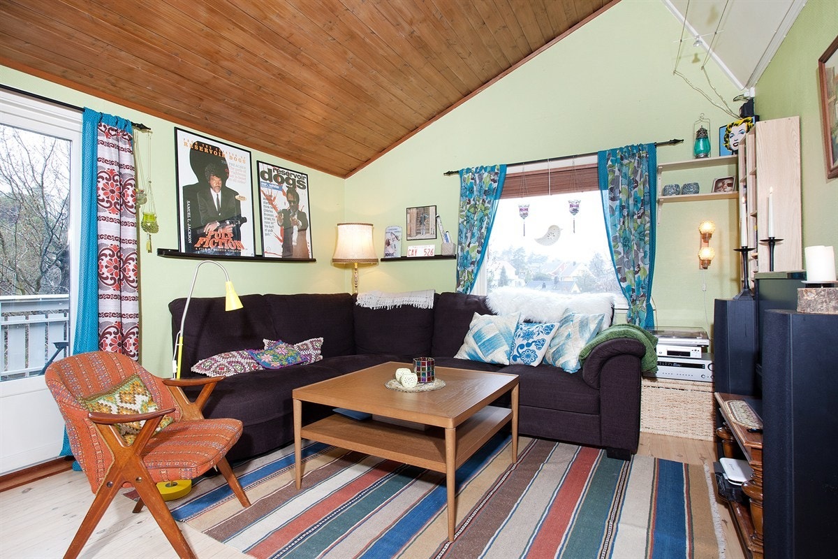 Utgang til solrik veranda fra stuen. Galleribilde