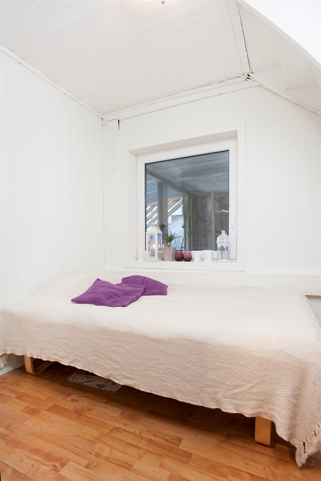 Det er nylig satt inn stort vindu, så det kan brukes som soverom Galleribilde