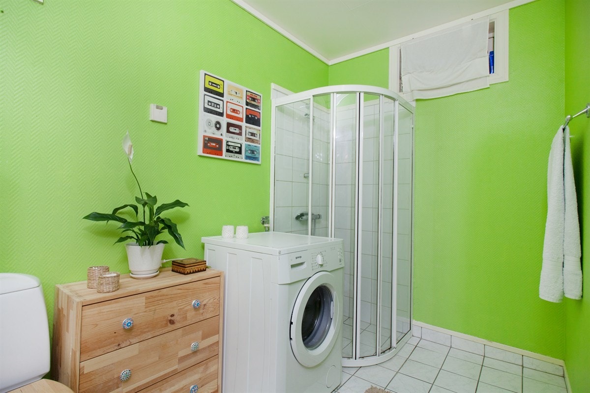 Baderommet har flislagte gulv med varmekabler. Galleribilde