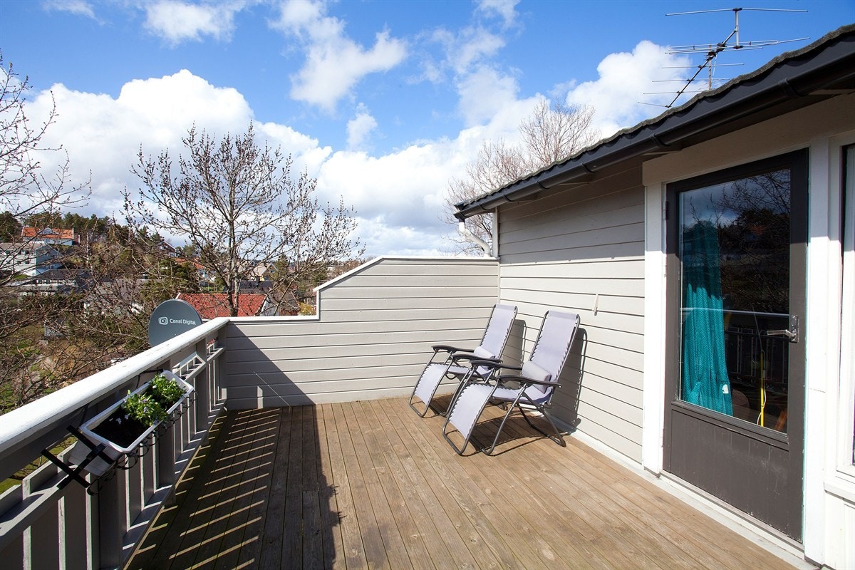 Romslig, solrik veranda direkte fra stuen! (Ny i 2003) Galleribilde