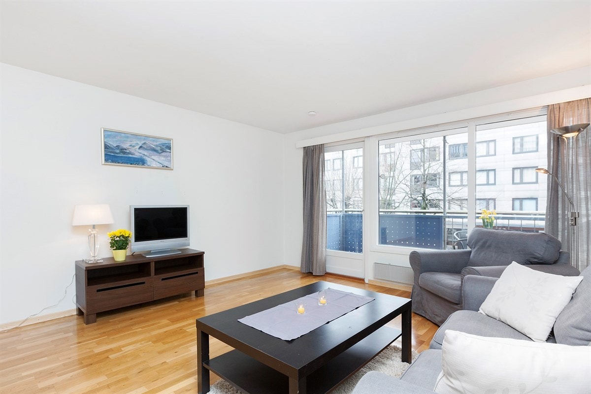 Lys og romslig stue med utgang til balkongen Galleribilde