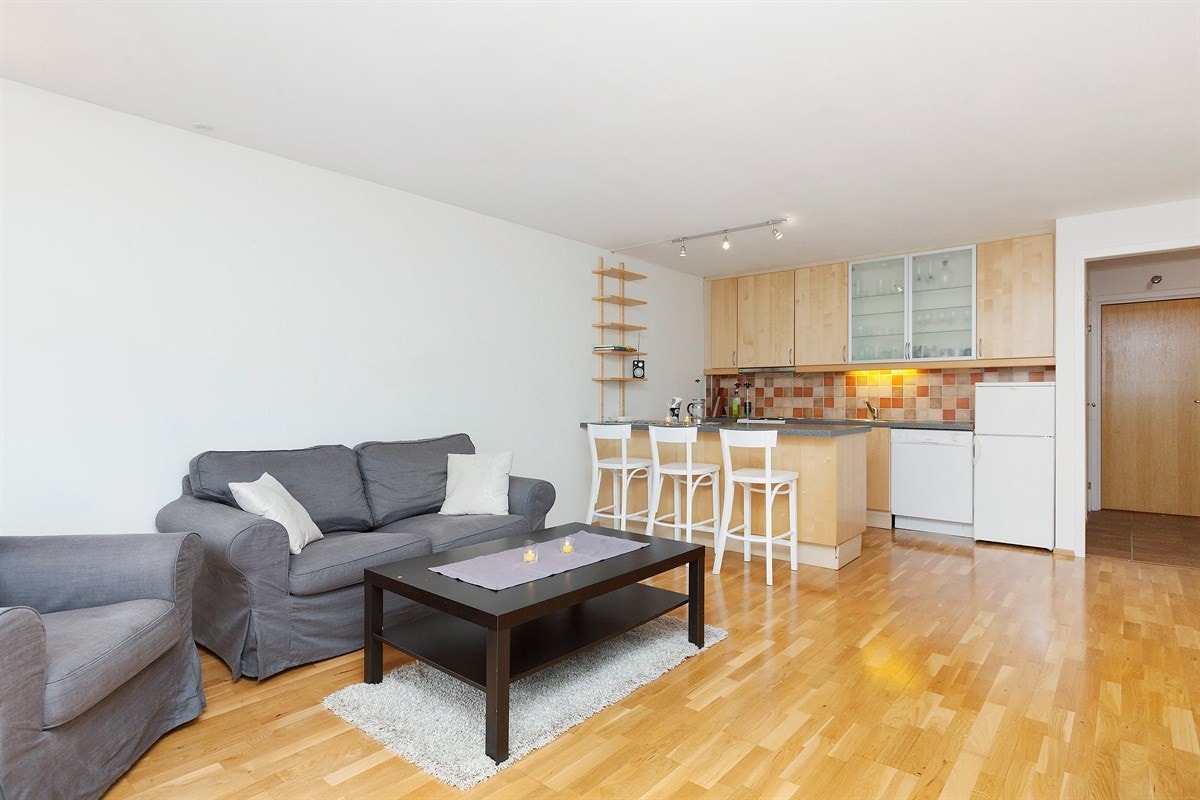 Stue med praktisk åpen kjøkkenløsning Galleribilde